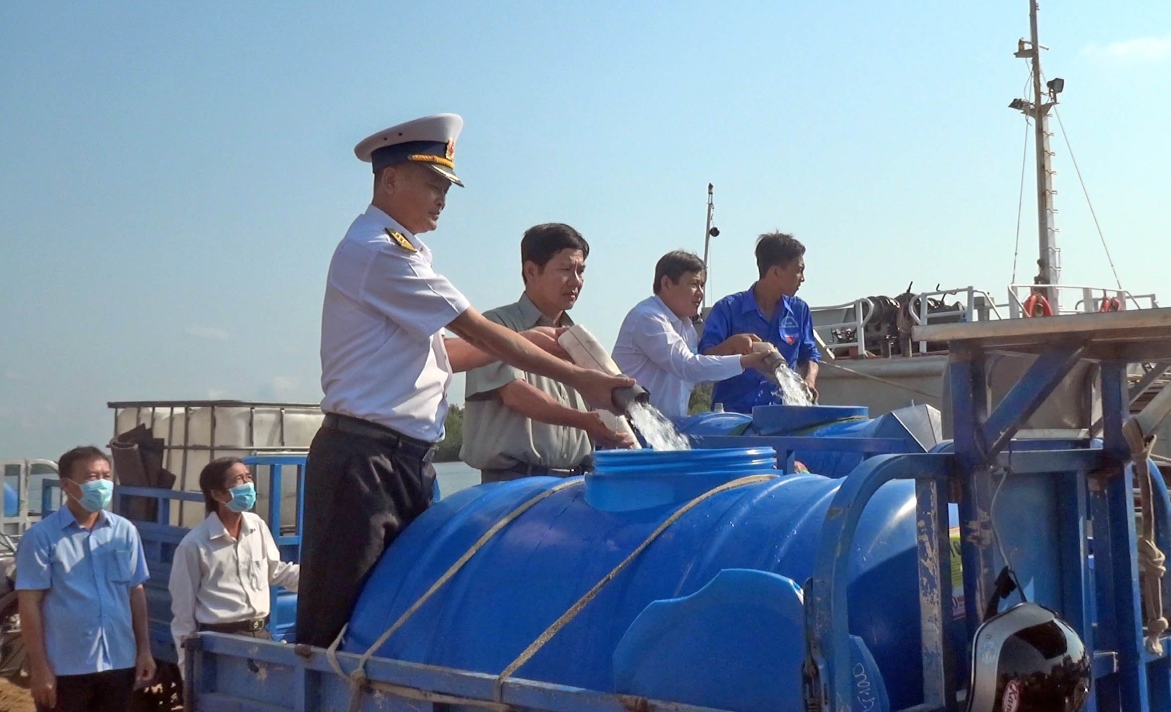 Hải đoàn 129, Quân cảng Sài Gòn cấp nước ngọt cho nhân dân Bến Tre